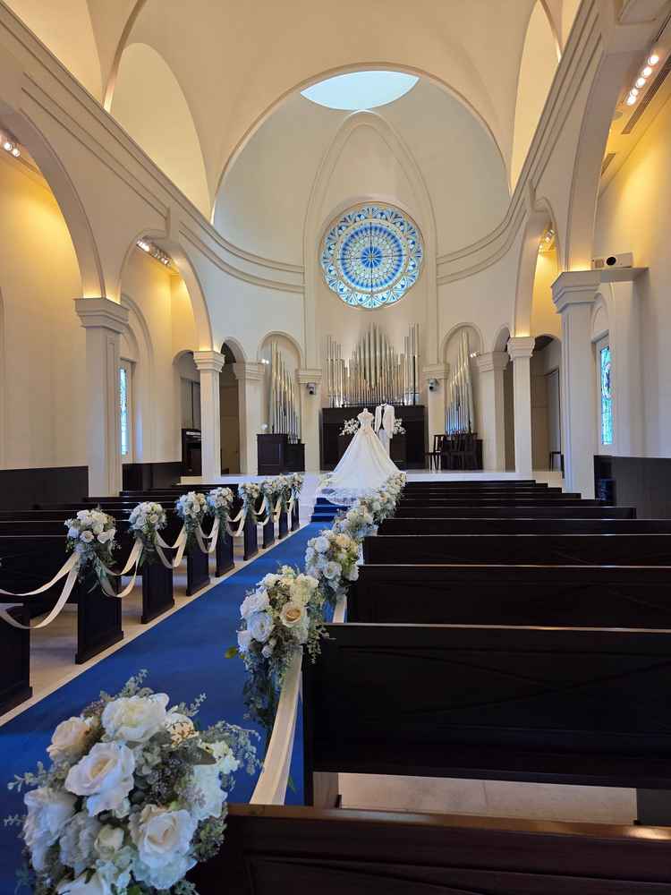 天井が高く音が響きあい、安らぎと落ち着きのあるチャペルでした。壁に投影して映像を流すこともできます。