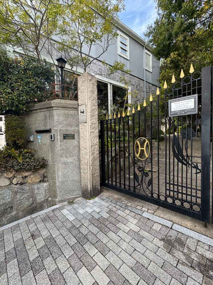 門が重厚でかっこいい