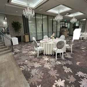 階段付きの披露宴会場です。キッチン付きの会場です。