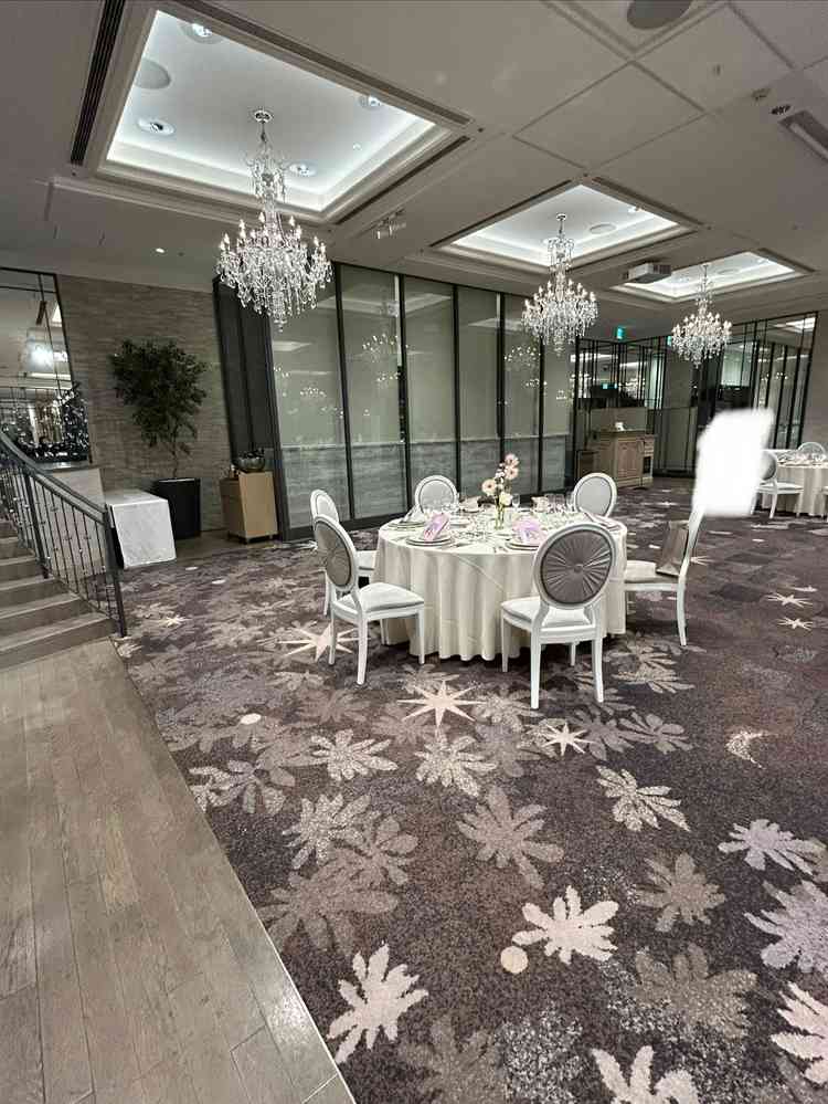 階段付きの披露宴会場です。キッチン付きの会場です。