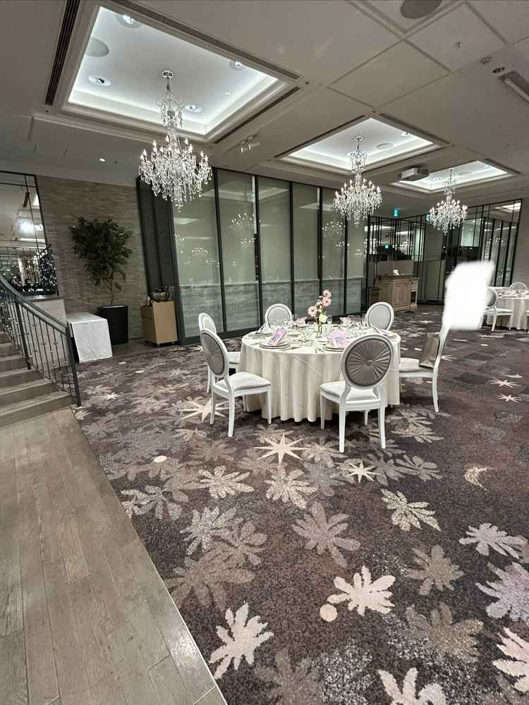 階段付きの披露宴会場です。キッチン付きの会場です。