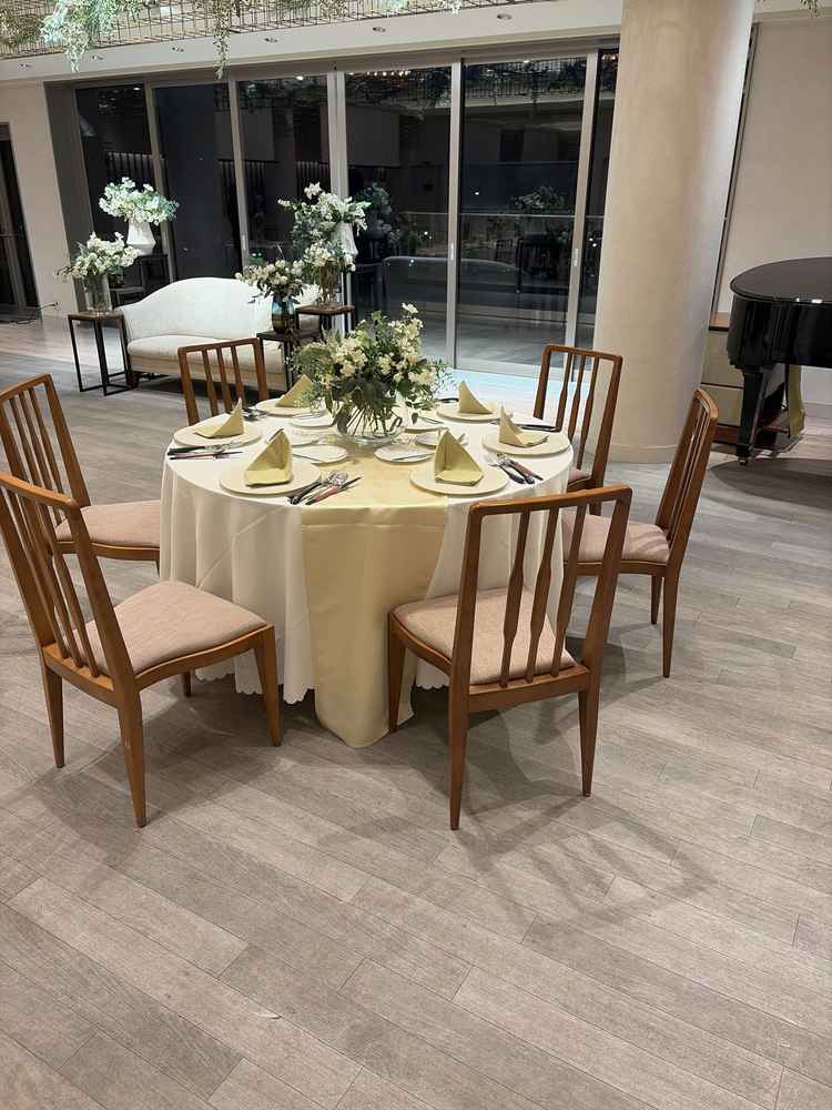 披露宴会場はとても落ち着いたふんいきでした