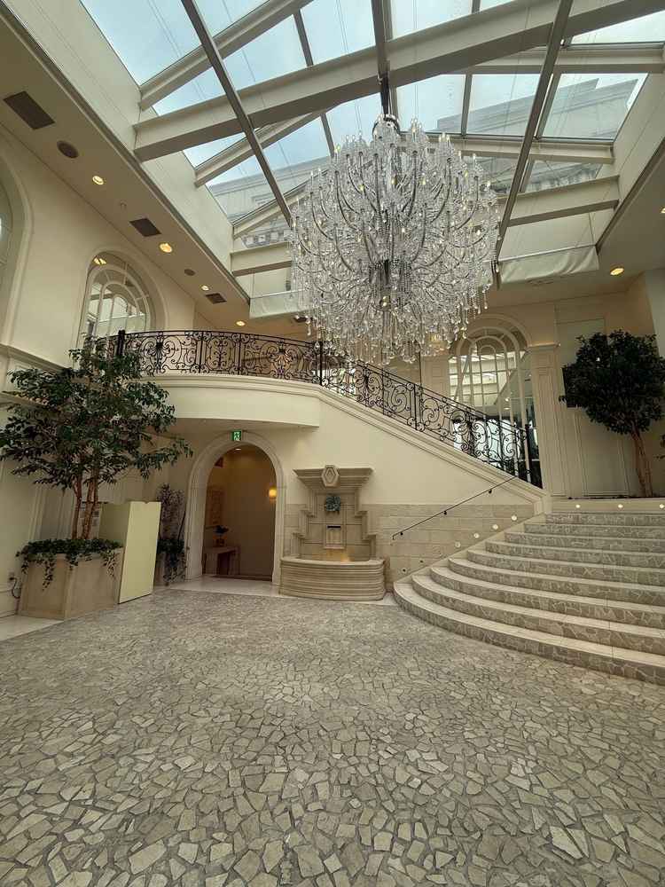 フラワーシャワーを行うことができる階段のある部屋です。このスペースでデザートビュッフェもできます。