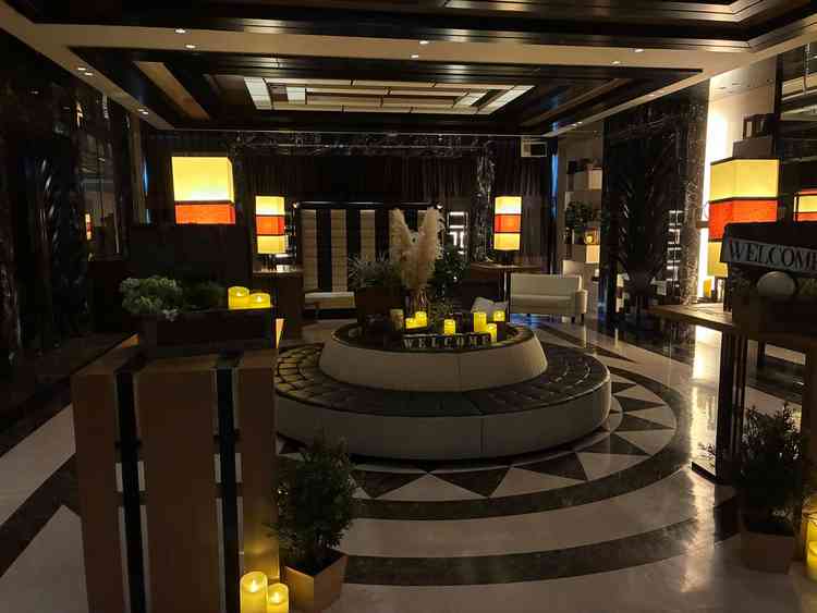 待合ロビーの写真です。シックな雰囲気で洗練されていました。