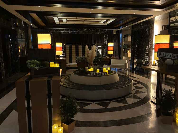 待合ロビーの写真です。シックな雰囲気で洗練されていました。