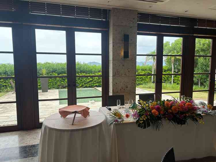 披露宴会場です。一棟貸切で庭に出る事ができるところが素敵でした。