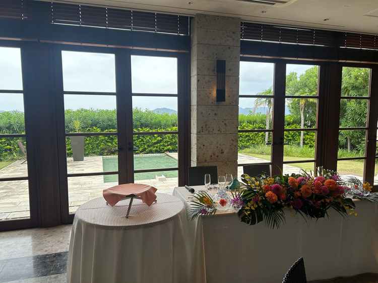 披露宴会場です。一棟貸切で庭に出る事ができるところが素敵でした。