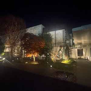 外観も自然に囲まれて映えます。外からも中が見られないようになっており配慮されています。