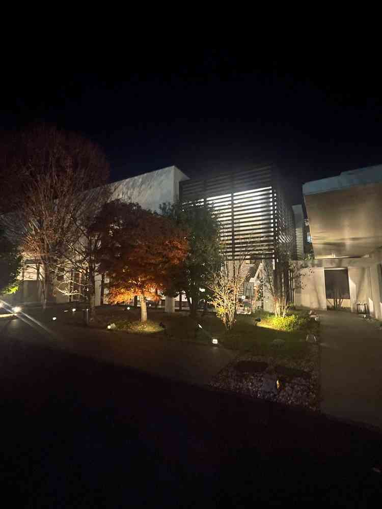 外観も自然に囲まれて映えます。外からも中が見られないようになっており配慮されています。