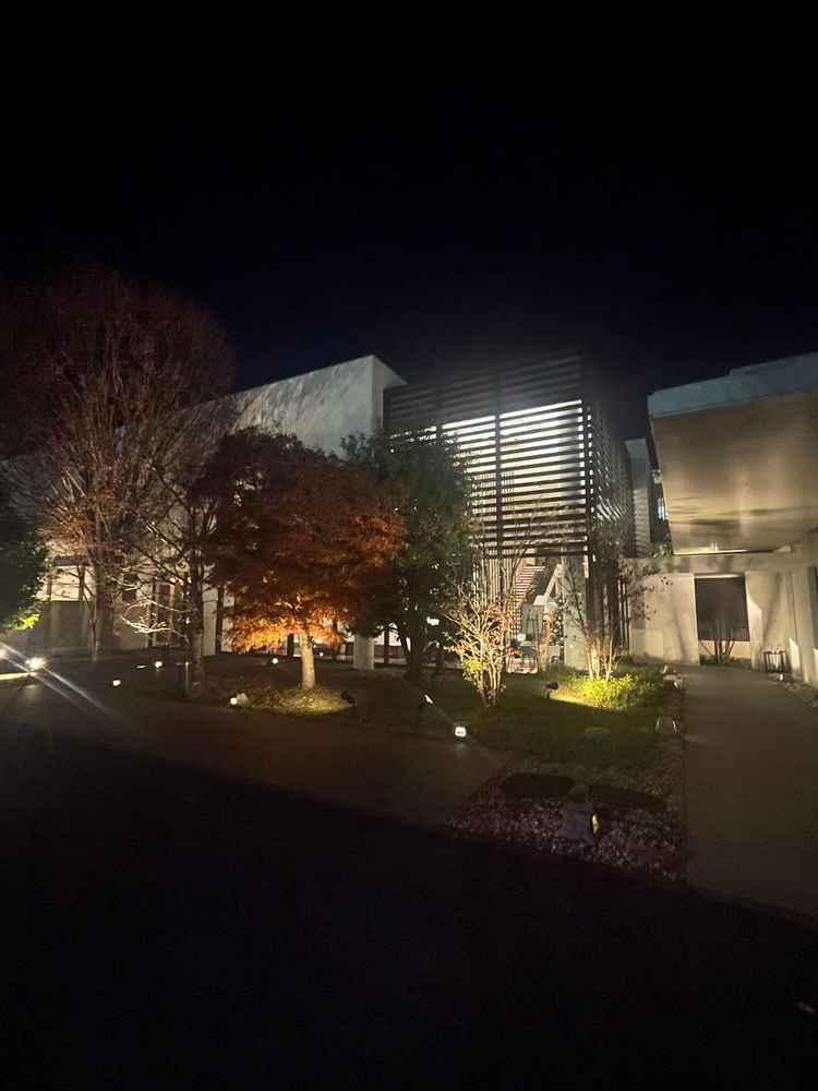 外観も自然に囲まれて映えます。外からも中が見られないようになっており配慮されています。