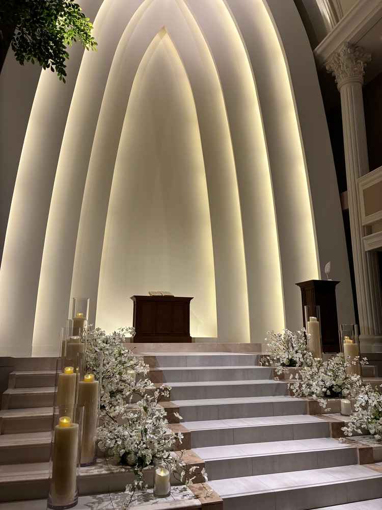 チャペルの写真。祭壇の光の感じが素敵。高さもあり広々としてました。