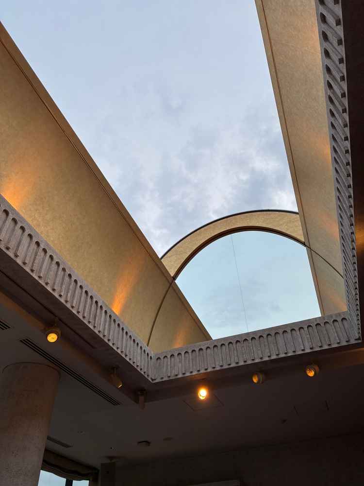 披露宴会場の天井が開いてここから風船飛ばしなどの演出が可能