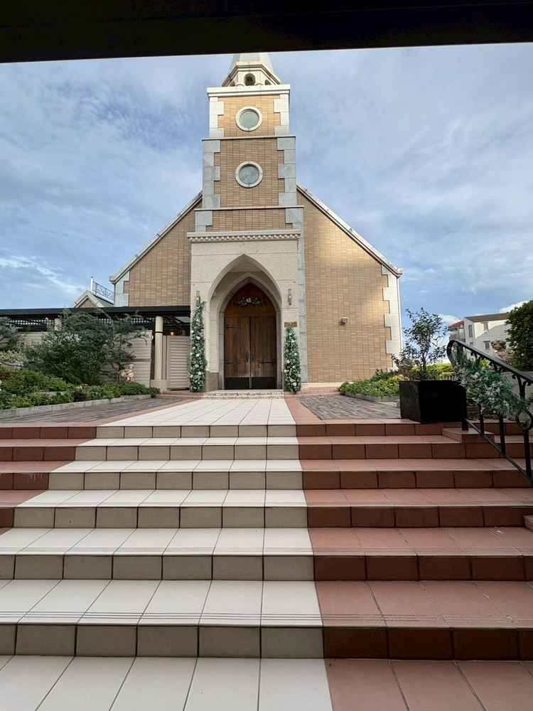 チャペルの外観写真。スモークガラスの外にあるため、直前まで見えず、わくわく感がありました。