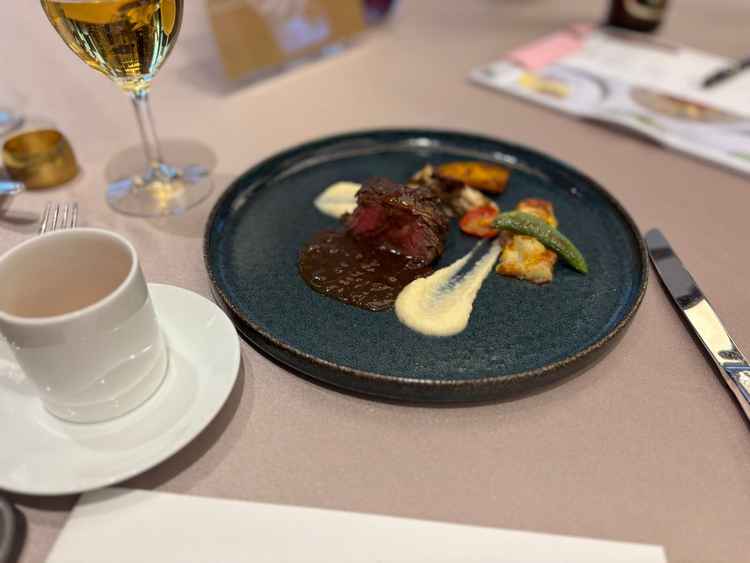 メインのお肉料理。本日のスープ、パン、前菜の海老のジュレも提供していただきました。