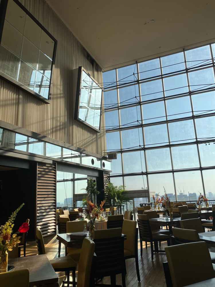 披露宴会場。窓が多くて綺麗。