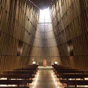 天井から暖かく降り注ぐ光がとても神秘的な雰囲気を作ります。