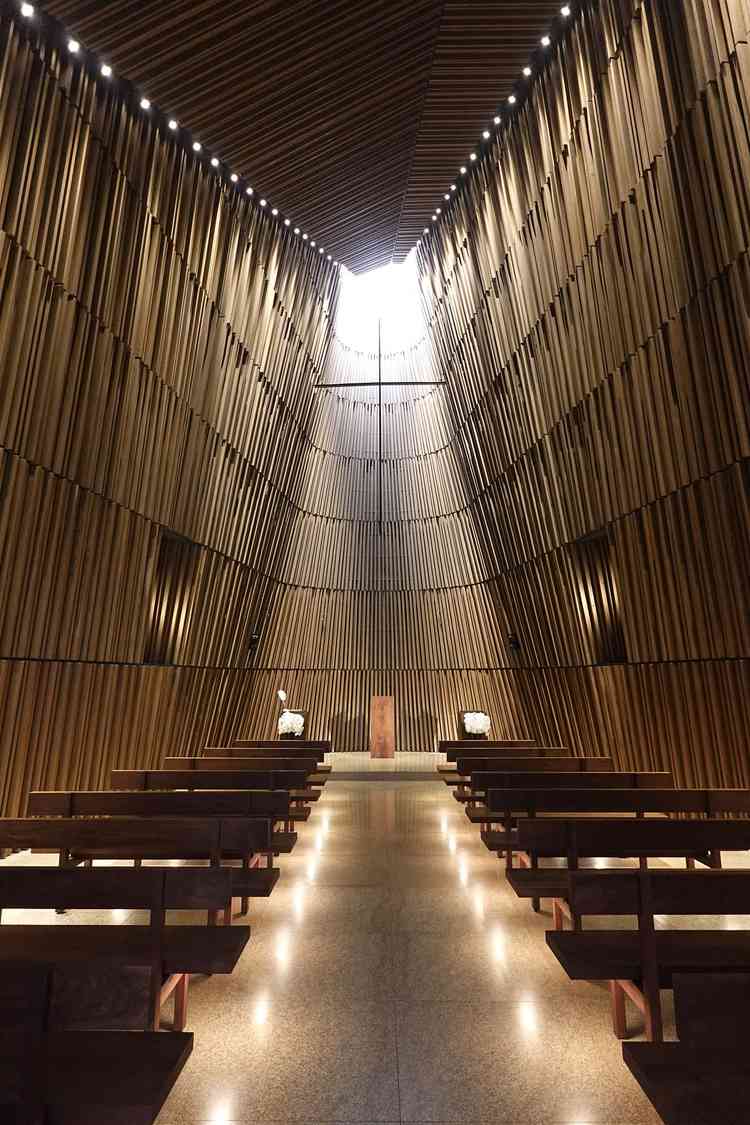 天井から暖かく降り注ぐ光がとても神秘的な雰囲気を作ります。