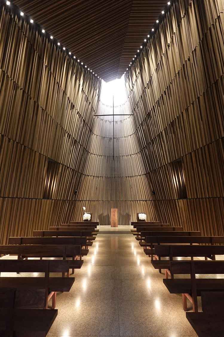 天井から暖かく降り注ぐ光がとても神秘的な雰囲気を作ります。