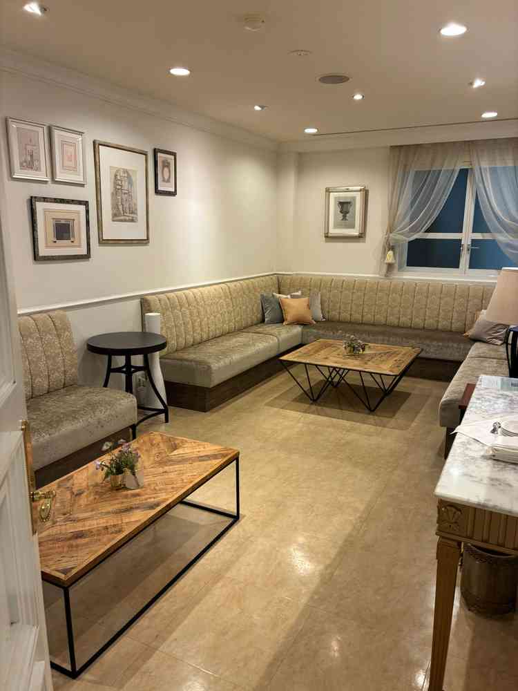 親族（新婦方）控室。新郎方親族の控室と同じ設え。新郎新婦方で控室が分かれてるのは良い。