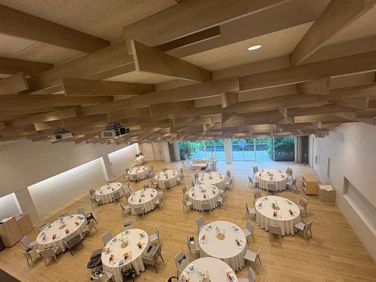 披露宴会場。広々としており、最大１２０名着席可能とのこと。