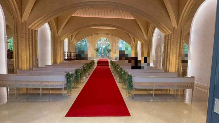 純白のドレスが映えそうな、赤いバージンロードが印象的な素敵なチャペル。正面は緑が多ナチュラルな雰囲気