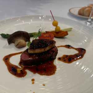 試食のメインプレート。牛肉のステーキにフォアグラがのって、トリュフソースがかかっています。