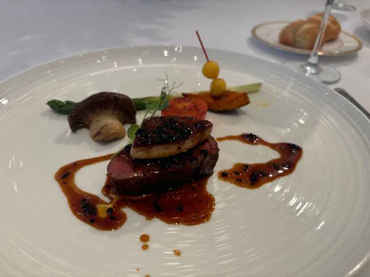 試食のメインプレート。牛肉のステーキにフォアグラがのって、トリュフソースがかかっています。