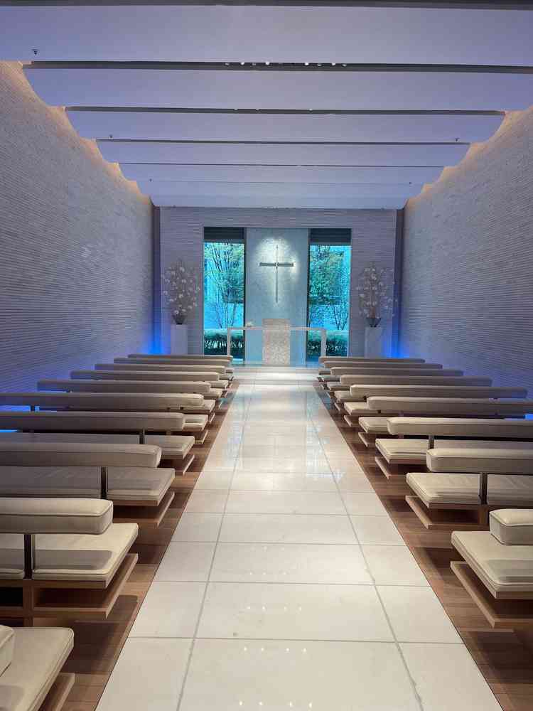 白を基調とした明るく上質な空間で、口コミ通り自然光が美しく差し込むチャペルだと感じました。