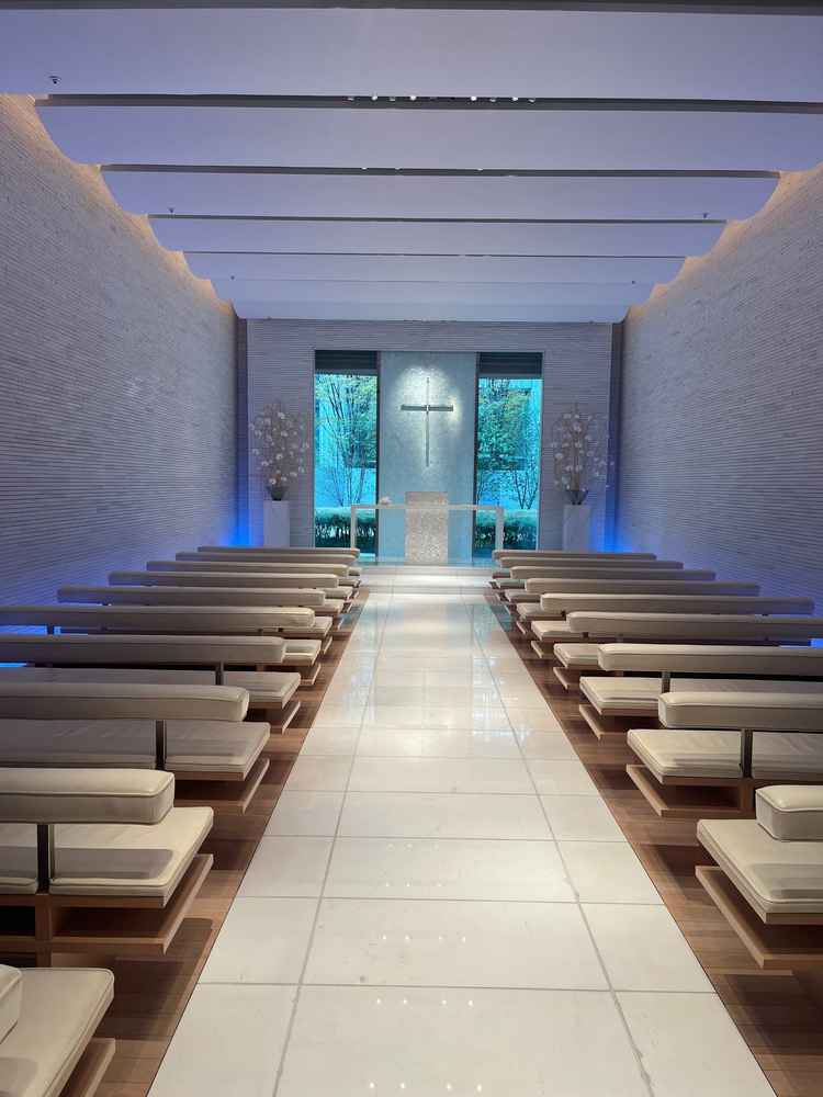 白を基調とした明るく上質な空間で、口コミ通り自然光が美しく差し込むチャペルだと感じました。