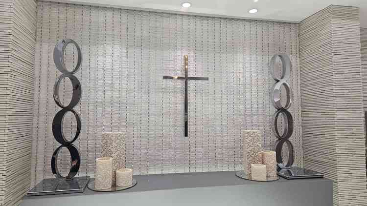 チャペルはキリスト教式にも人前式にも対応をしていて、写真の十字架は外せるとのことでした！