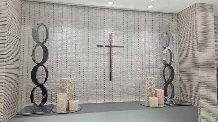 チャペルはキリスト教式にも人前式にも対応をしていて、写真の十字架は外せるとのことでした！