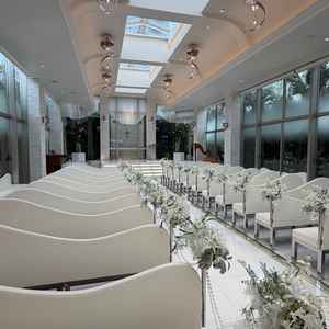 バージンロードには最初から造花の装花がセッティングされていて、入場シーンがぐっと華やかになる。