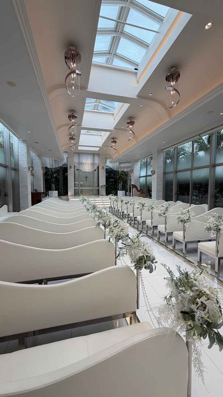 バージンロードには最初から造花の装花がセッティングされていて、入場シーンがぐっと華やかになる。