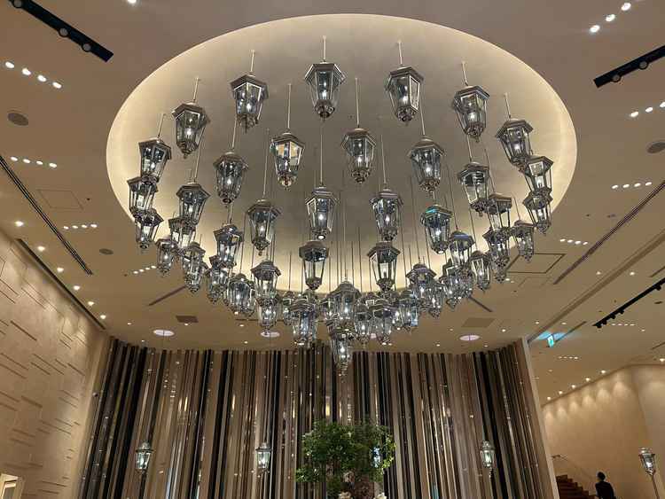 天井が高く、開放感があります。シャンデリアが綺麗です。