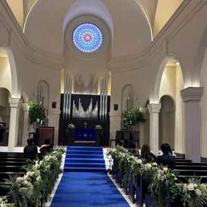 バージンロードのブルーがとても印象的でした。