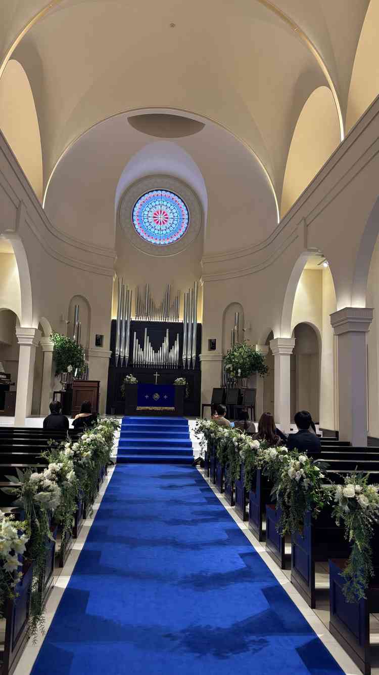 バージンロードのブルーがとても印象的でした。