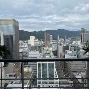 テラスから神戸の山並みも感じられる