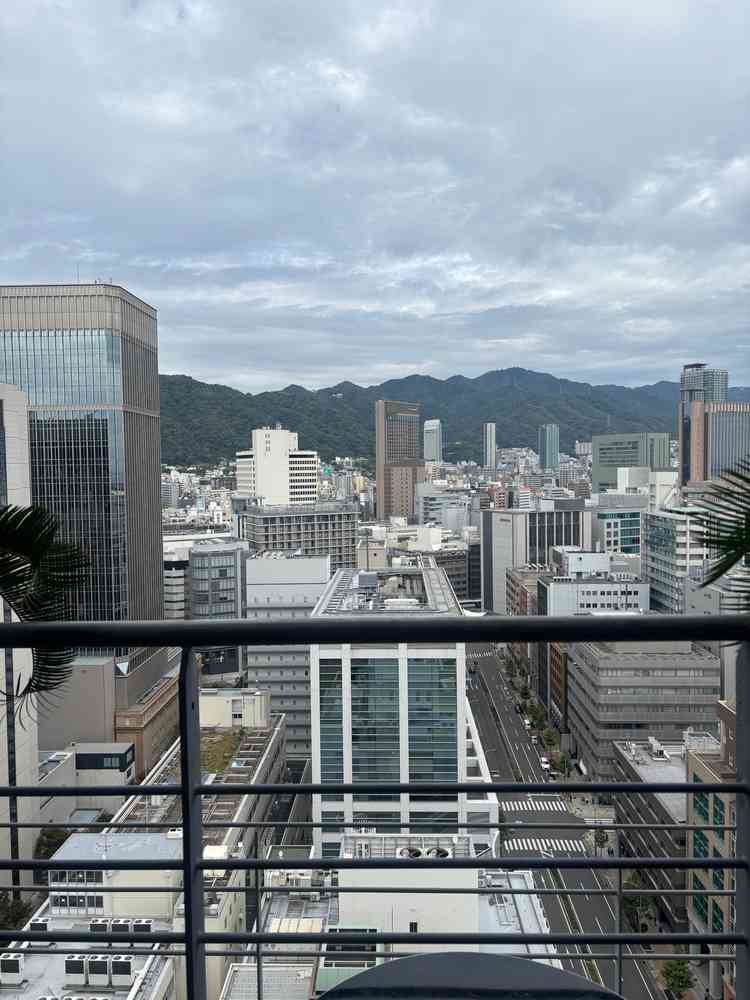 テラスから神戸の山並みも感じられる