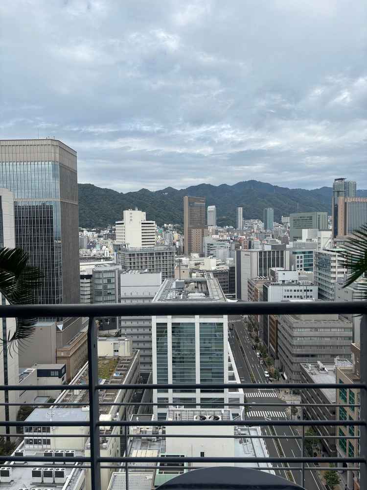 テラスから神戸の山並みも感じられる