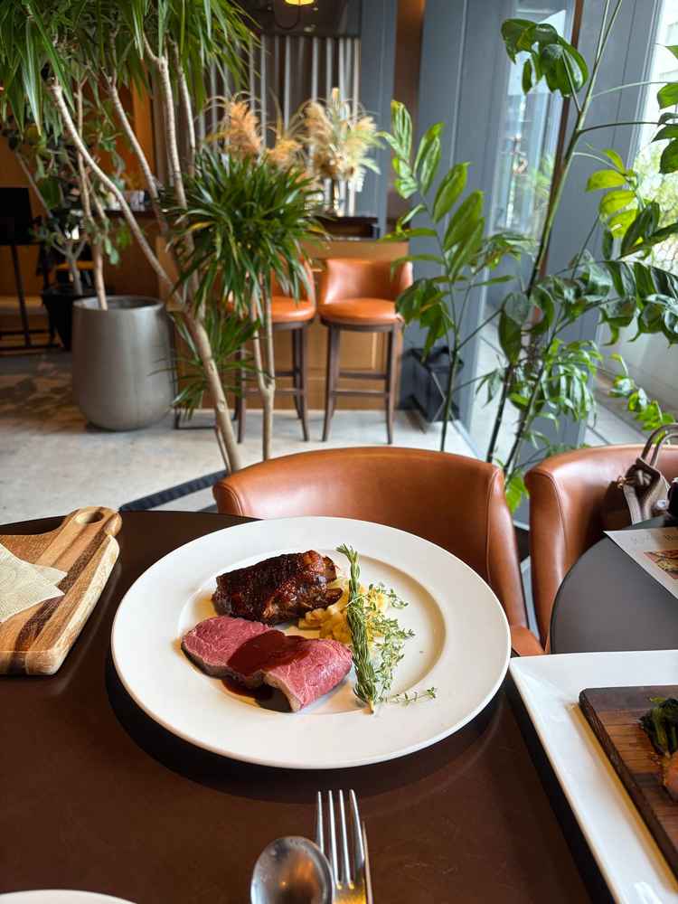 試食の写真。目の前でシェフが演出してくれて、楽しませてくれそうな会場だと感じた。