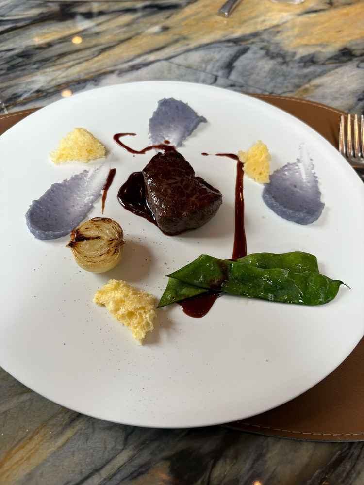 メインの肉料理になります。肉が柔らかくて美味しかったです。