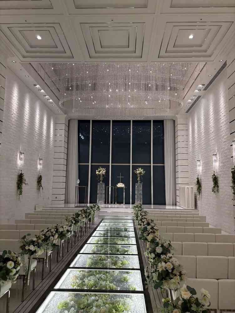 とにかくバージンロードのガラス張りがおしゃれで綺麗でした！素敵だなぁ、と声が出ました。