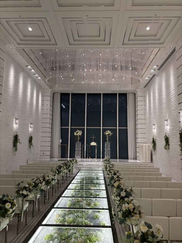 とにかくバージンロードのガラス張りがおしゃれで綺麗でした！素敵だなぁ、と声が出ました。