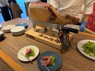 目の前でカットしていただける生ハム