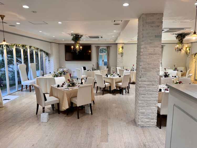 披露宴会場。左手に庭があり庭では犬なども入れる