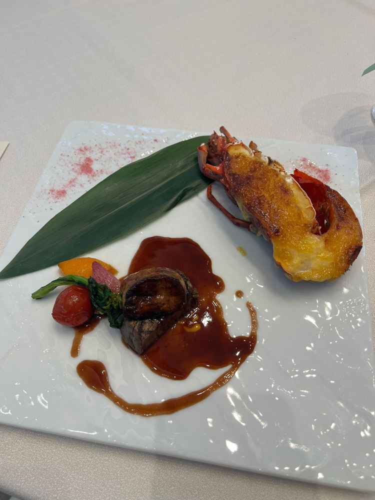 料理です。伊勢海老が非常に美味しかったです。