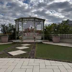 披露宴会場に向かう途中にお庭があります。屋外での集合写真にちょうど良さそうでした。