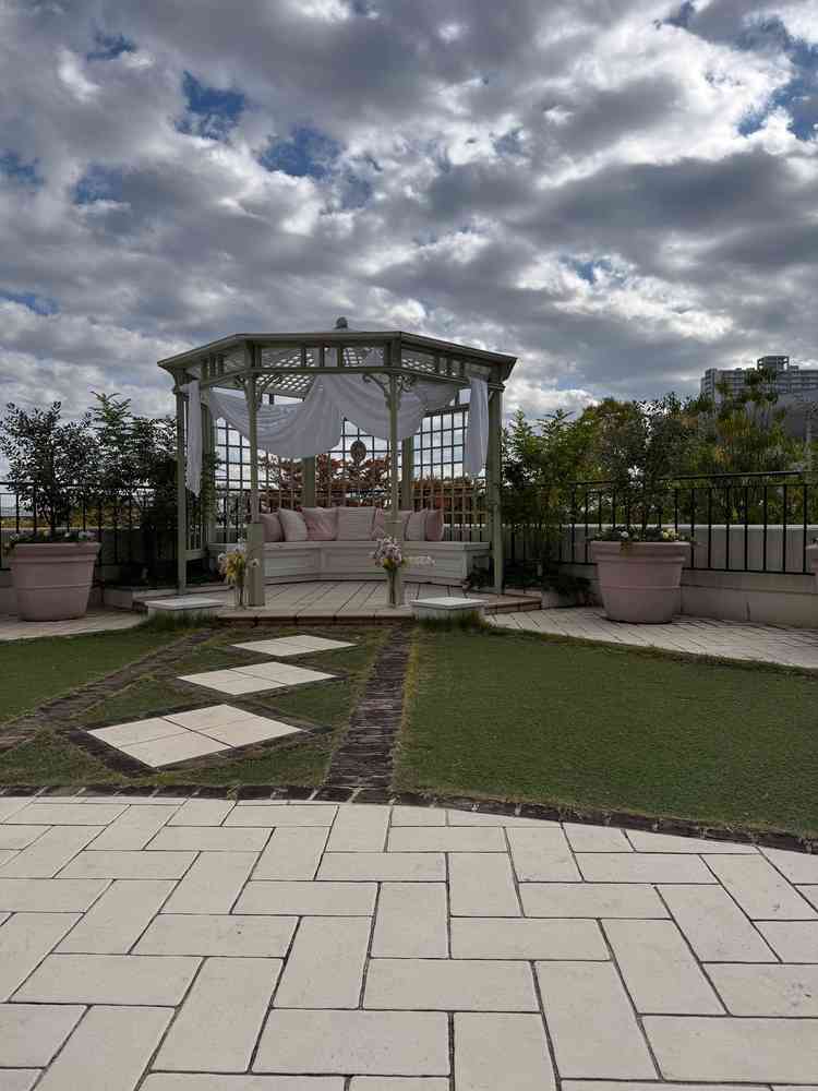 披露宴会場に向かう途中にお庭があります。屋外での集合写真にちょうど良さそうでした。