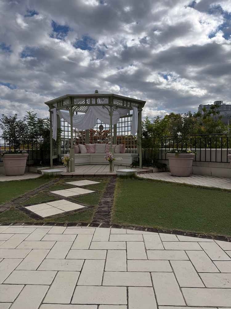 披露宴会場に向かう途中にお庭があります。屋外での集合写真にちょうど良さそうでした。