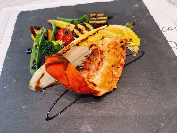 試食で大きなオマール海老が出でくると思わず驚きました。味も大変美味しかったです。